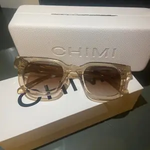 Säljer mina solglasögon från märket chimi i modellen 04 färg ecru då de inte kommer till användning! Inte använda så mycket därav mycket bra skicka (inga repor). Orginalbox samt fodral medföljer. Nypris: 1200 kr, pris kan diskuteras vid snabb affär! 