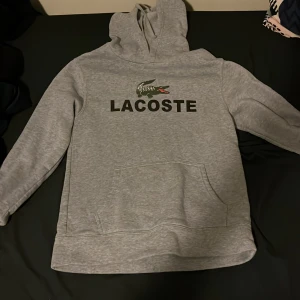Lacoste - En snygg laccoste hoodie jätte bra sick och knappt använd, säljer på grund av att den bara ligger i garderoben, skriv om ni har funderingar eller frågor 