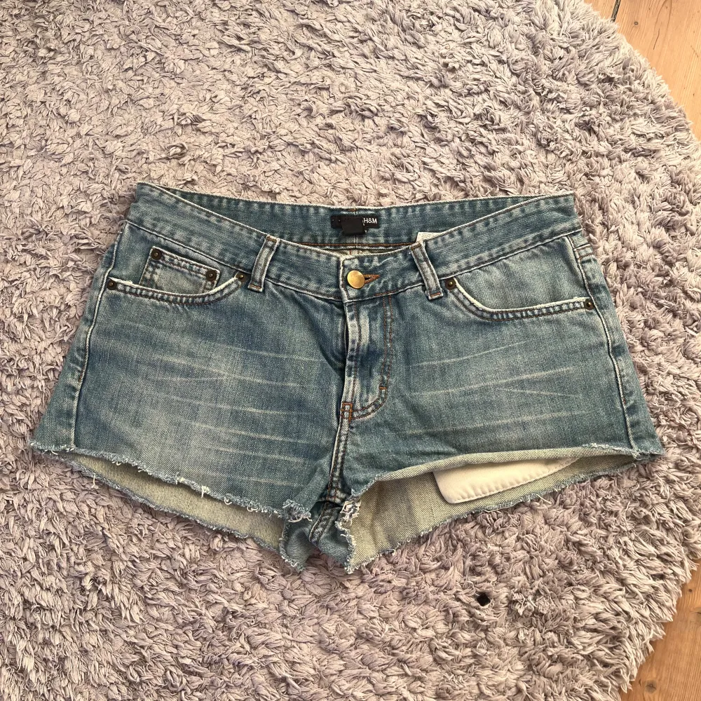 Assnygga jeansshorts i från H&m. Lågmidjade, bra skick och sitter jättesnyggt💓. Shorts.
