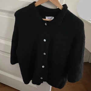 & Other Stories Svart Kofta Alpackabladning - Nypris: 2000 kr Mycket bra skick! Som nyskick Storlek: L (kan även passa M) Alpackablandning, oerhört skönt material nu till sommaren!