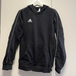 Adidas Hoodie  - Adidas Hoodie med vintage känsla  Använt men fint skick  Vill bli av med den för har för många svarta hoodies
