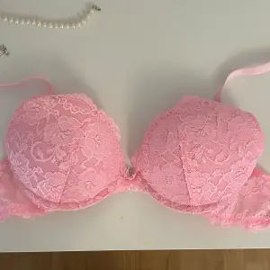 Säljer denna rosa push up bh från Cubus i storlek 75A då den inte passar mig. Den är helt ny men utan prislapp därav kan jag inte returnera den 💗