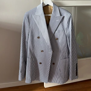 Oscarjacobson kavaj - Helt ny kavaj från oscarjacobson, aldrig använd. Nypris 5500kr Skriv gärna vid frågor eller funderingar.