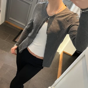 Grå kofta med knappar - Grå kofta med knappar från Saint Tropez i storlek S. Fint skick. Använd gärna köp nu!