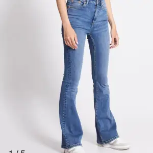Hej! Jag säljer dessa oanvända jeansen för 100kr. Såå snygga! De är i modell: snake flare och storlek S. Hör av vid funderingar💕