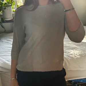 Trekvarts tröja - Jätte snygg beige trekvart tröja! Köpte second hand så vet inte storlek men passar mig super bra som brukar ha xs-s💓