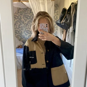 JACKA - svinsnygg overshirtjacka från junkyard perfekt för våren/sommaren, märket cava company! storlek s men sitter oversized. använd bara några få gånger! pris går att diskutera 