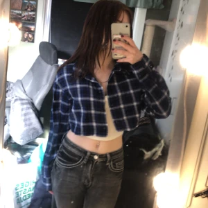 Blå rutig skjorta  - En blå rutig kort skjorta från hm, inga defekter och har endast haft den en gång.