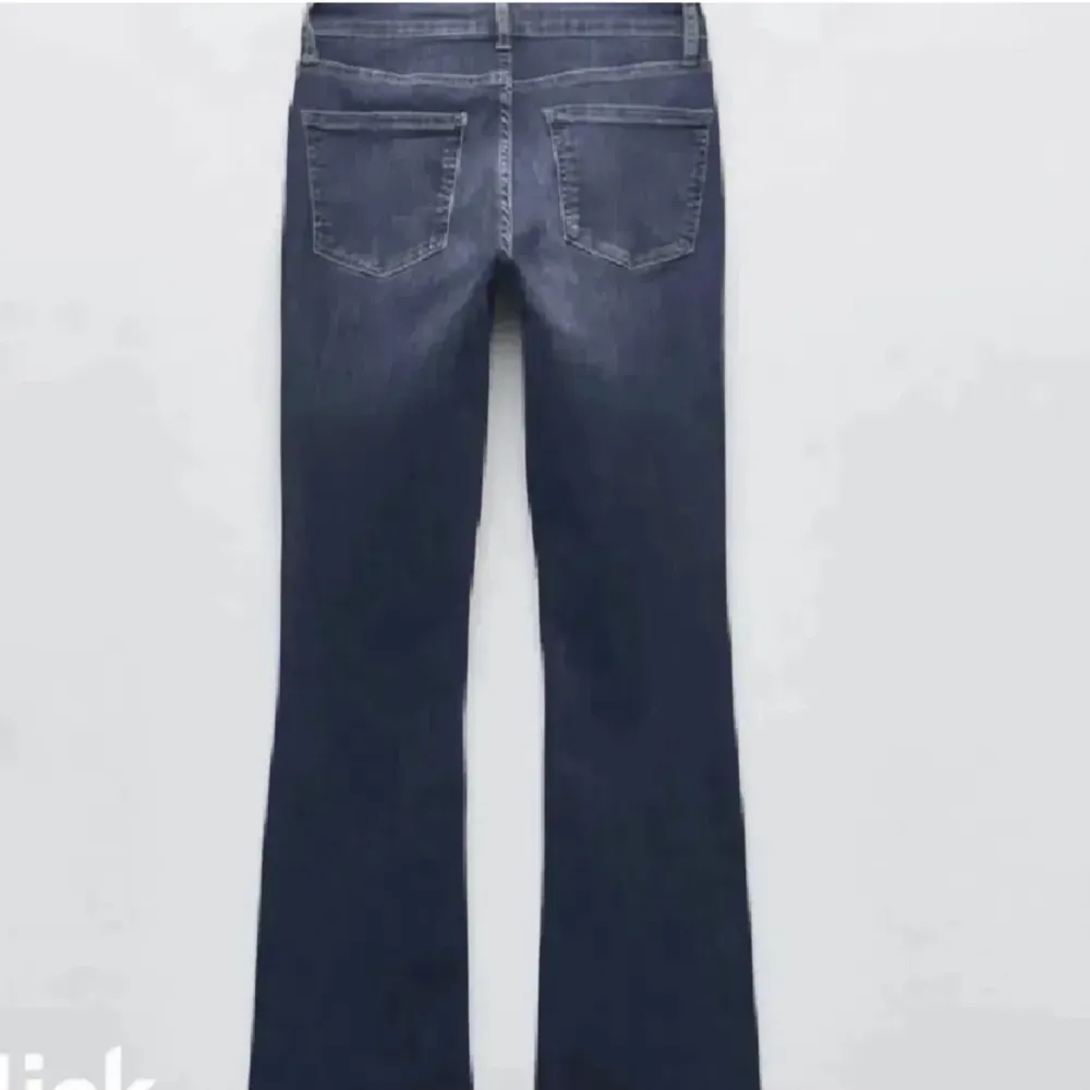 Slutsålda och populära lågmidjade jeansen ifrån zara! Nypris 449kr och dessa är knappt använda !❤️. Jeans & Byxor.