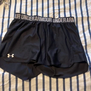 Under armour Träningsshorts - Säljer mina i princip oanvända träningsshorts, en kompis har lånat dem en gång och bara varit ute så inga skador. Går att användas som unisex, nyköpta 450, pris kan diskuteras 