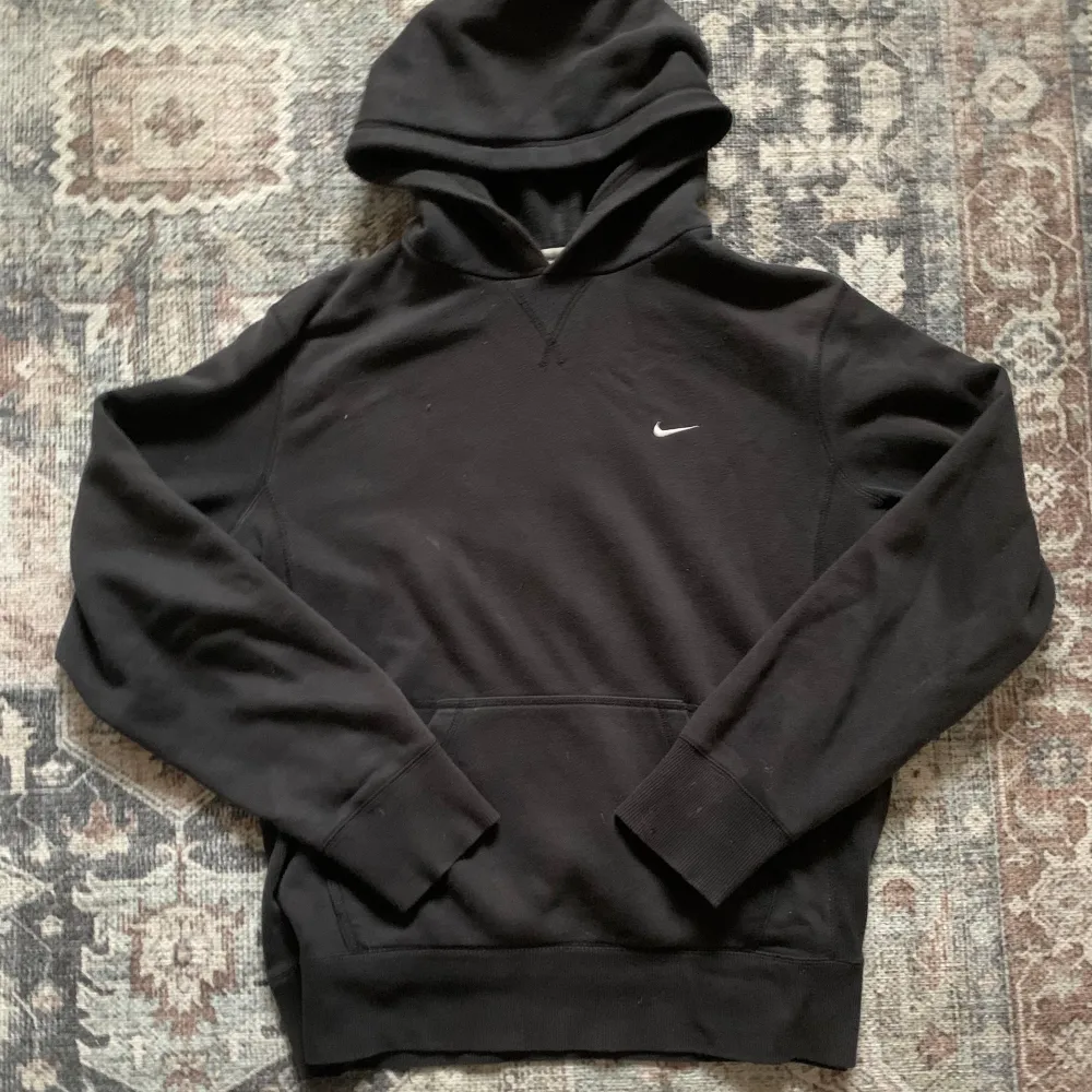 Svart retro Nike hoodie ⚫️ Skick 9/10 ⚫️ . Hoodies.