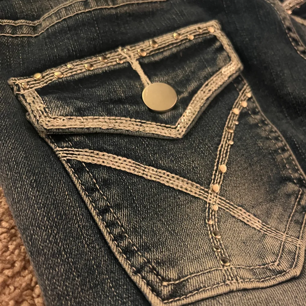Snygga secondhand bootcut jeans. Säljer för det inte passade mig ❤️ Pris kan diskuteras!!. Jeans & Byxor.