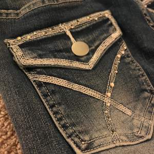 Snygga secondhand bootcut jeans. Säljer för det inte passade mig ❤️ Pris kan diskuteras!!