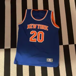 Jag säljer mitt New York Knicks linne i perfekt skick eftersom att det är för litet för mig. Pris kan diskuteras.