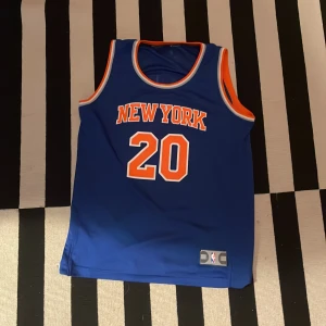 New yorks knicks basketlinne  - Jag säljer mitt New York Knicks linne i perfekt skick eftersom att det är för litet för mig. Pris kan diskuteras.