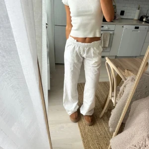 Lågmidjade linnebyxor - Säljer dessa skitfina linnebyxor från madlady då dem tyvärr va lite för små för mig. Inte alls genomskinliga, pris kan diskuteras!💗💗Lånade bilder💕