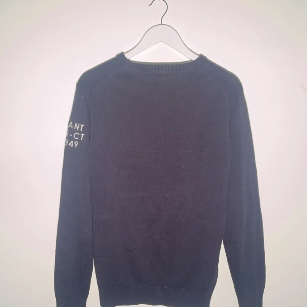 Gant Sweatshirt i mörkblå färg  Skick: 8/10  Storlek: M . Hoodies.