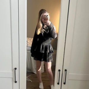 Klänning  - Så fin klänning från gina young, använd fåtal gånger säljer då den inte kommer till användning💕storlek 158/164 som jag skulle säga motsvarar xs💕