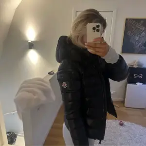 Säljer min moncler bady i storlek 1 (xs,s) i svart. Funkar superfint som både vårjacka och höstjacka. Den är köpt i höstas och är i superfint skick. Den kommer tyvärr inte till användning därav säljer jag den. Kan gå ner i pris vid snabb affär!