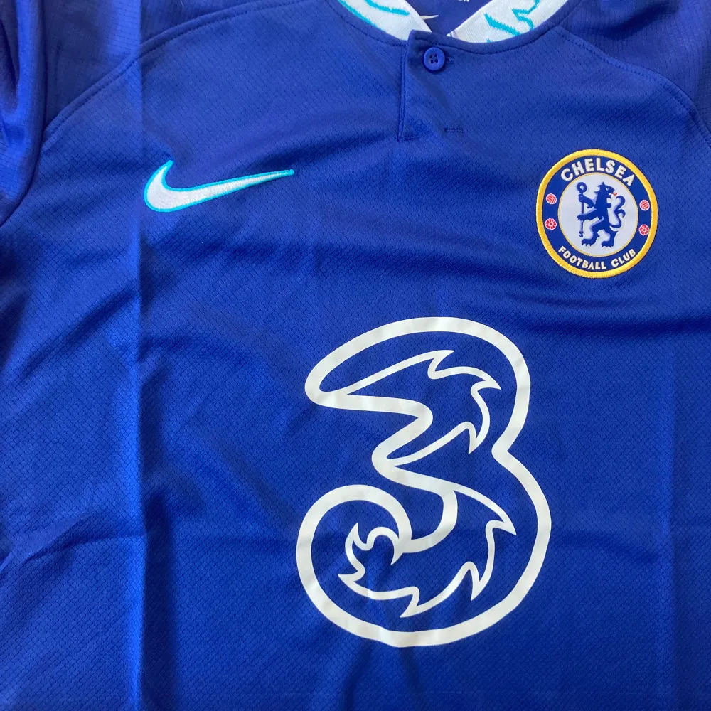 Chelsea fotbollströja 2022/2023 som säljs för 199. T-shirts.