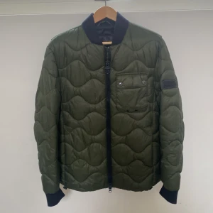 Barbour jacka - Säljer nu en oanvänd Barbour jacka. Hör av er vid frågar. Priset kan självklart diskuteras.
