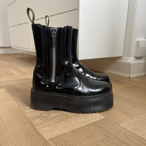Dr Martens platå boots - Så snygga och najs platåboots. Det är storlek 39 men dom är lite stora i storleken (ish 40) och därför säljer jag tyvärr 😭 några skråmor på framsidan och sidan av skon. Kom med prisförslag eller köp direkt 🖤