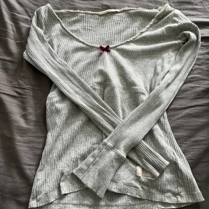 grå odd molly tröja  - POSTAR INOM 24h jättesöt ljusgrå odd molly tröja som inte används längre. storlek S men kan passa m också pga väldigt stretchig! jättefint skick förutom ett litet hål på höger ärmen, bild 3🤍