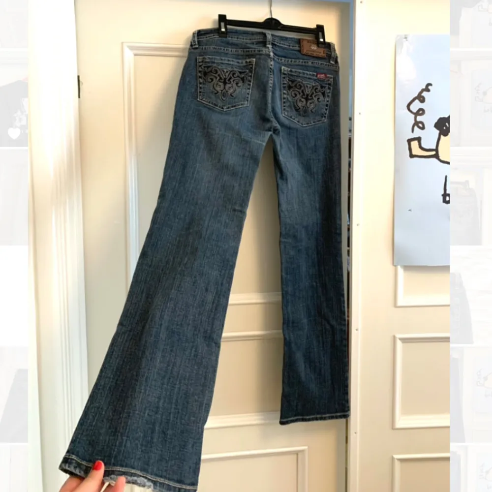 De perfekta jeansen med detaljer på fickorna! I väldigt bra skick💗💗 Amerikanskt size 7 som motsvarar storlek 27/28 i jeans. Jeans & Byxor.