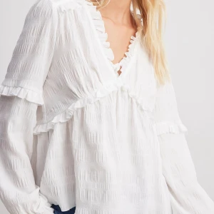 Blus från NAKD - Super fin blus från NAKD💘 Storlek 42, skulle säga att den passar M-L beroende på hur man vill att den ska sitta 💓