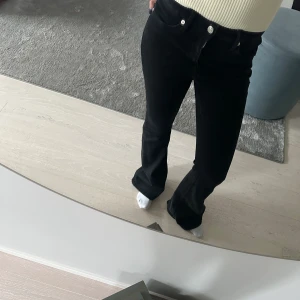 Svarta mango jeans - Säljer nu dessa jättefina mango jeans. De är i bra skick utan några defekter. 