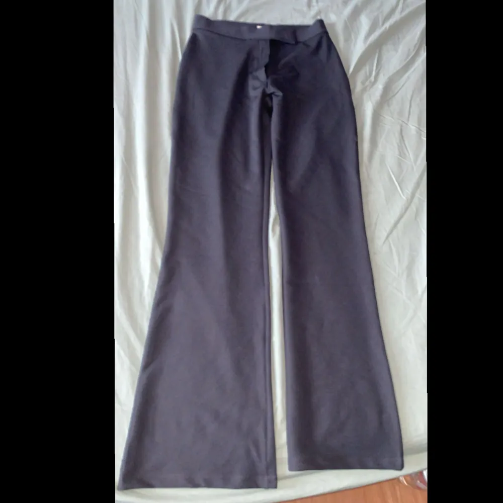Helt oanvända bara prövat. Säljer då dom var för långa, men annars jätte fina. (Är 158)💞. Jeans & Byxor.