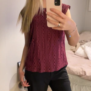 Vinröd blus - En vinröd blus med lite broderiaktigt utseende 💕