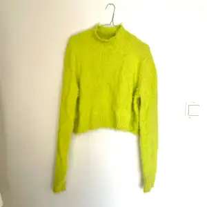 Skitcool stickad tröja i neonfärg. Jättemysig och len! 🥰