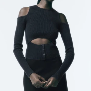 Zara topp - Skitcool zara topp som jag säljer då jag köpte två storlekar. Den är helt oanvänd med prislappen kvar 💓💓