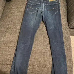 Dessa lågmidjade jeans säljs och har storlek M, men kan även passa i S. Jag säljer de för att de för stora för mig. För mer info och bilder, skriv.