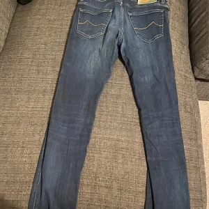 Lågmidjade jeans - Dessa lågmidjade jeans säljs och har storlek M, men kan även passa i S. Jag säljer de för att de för stora för mig. För mer info och bilder, skriv.