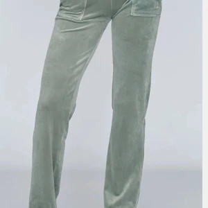 Juicy couture - Kommer inte till användning nå mera (Skirv till mig om ni vill ha bilder på hur dom ser ut)🩷 och Skirv om ni har frågor pris diskuteras 🩷