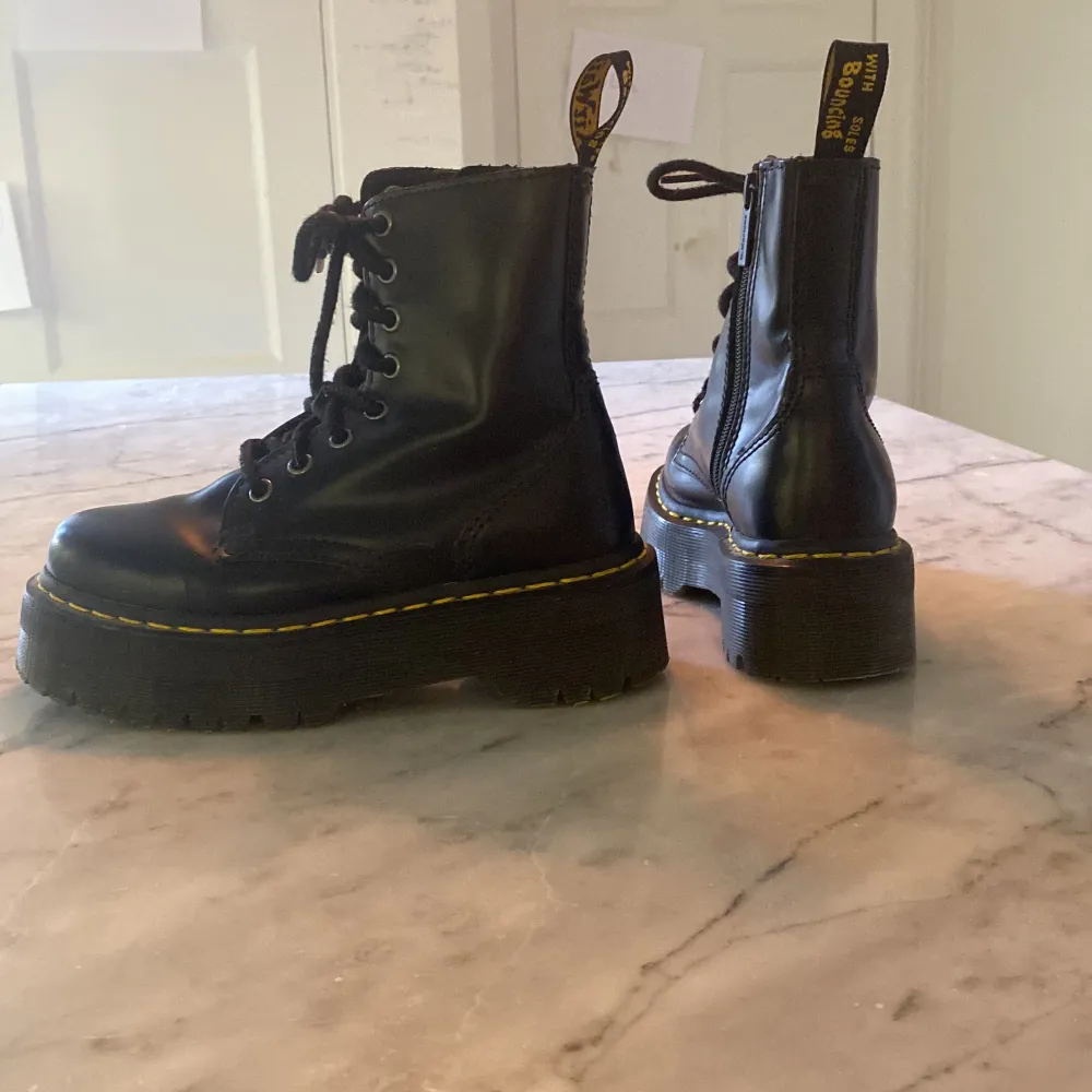 DR Martens i väldigt bra skick Ej använda på vintern. Storlek 36. Original pris är 2399.(kvitto finns). Använda ett fåtal gånger. Köpta på Sko Uno för mindre än ett år sedan. . Kengät.