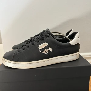 Karl Lagerfeld sneakers herr - Säljes Karl Lagerfeld sneakers storlek 41. Orginal bok & påse ingår. Knappt använda.