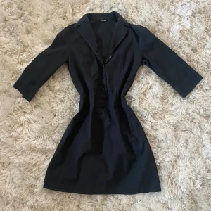 Klänning från dizen de brand - Ur snygg svart mini klänning med krage alldrig anständig och endast testad💕