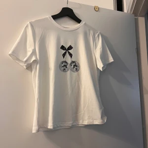 T-shirt med tryck  - Fin kortärmad tröja med tryck på framsidan. Använd 1-2 gånger. Fint skick. Storlek S/36 men passar nog storlek 38 också