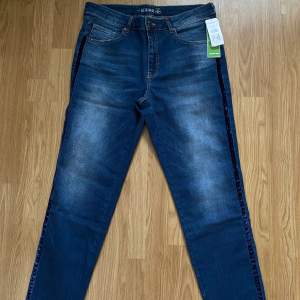 Jeans i storlek 46, helt nya med prislapp kvar. Sammetsdetalj vid benet, se bild. Fickor fram och bak. Djur och rökfritt hem! 200kr+frakt 