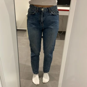 Blåa jeans  - Jag säljer ett par blåa skinny jeans. De säljs för att dem blivit för små och kommer inte använding.  (Skriv för mer bilder och om ni har frågor kring byxorna! ) 
