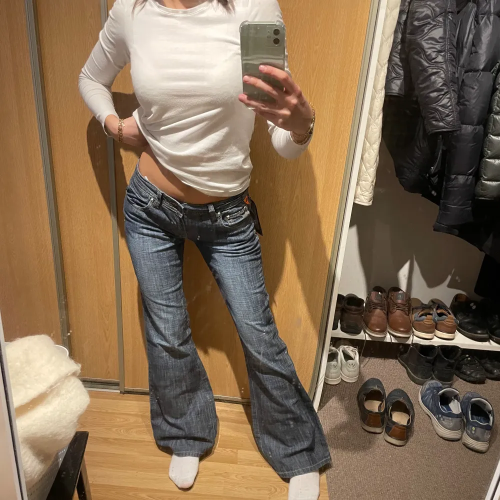(20) Lågmidjade bootcut jeans helt nya med lappar kvar och specialfickor. Midjemått rakt över: 36cm, innerbenslängd: 84cm stretchiga🩵. Jeans & Byxor.