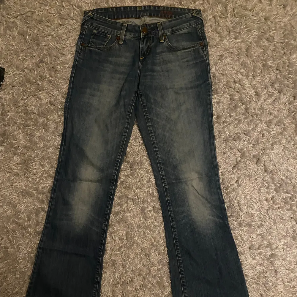 Så snygga lågmidjade jeans från Cross. Modellen är bootcut. Står att storlek är W26 L32 men upplever dem som betydligt kortare. Skulle passa någon som är 160-167 lång.. Farkut & Housut.