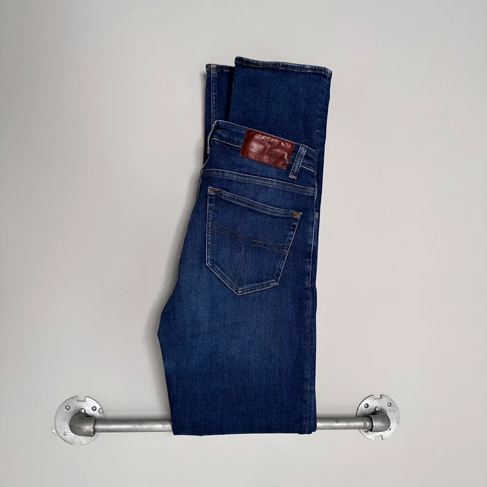 Tiger of Sweden jeans - mycket bra skick, inga defekter -Storkek: W:30, L:34 - Modell: ”amy”-  Nypris: ~1400kr - Vi säljer för endast 299 kr❗️. Jeans & Byxor.