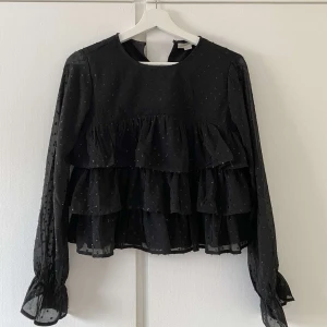 Svart blus - Supersöt festblus med volanger från Gina Young i storleken 158. Använd en gång, inga defekter💕