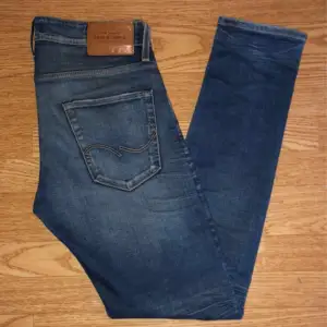 Ett par Jack & Jones jeans som är helt felfria och passar till mycket.