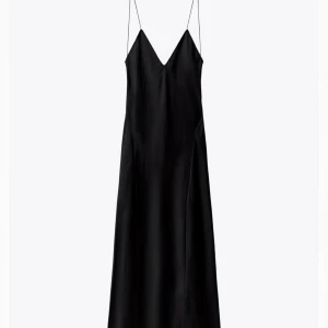 Långklänning  - Svart långklänning med öppen rygg. Helt oanvänd med lappen kvar. Köp direkt eller diskutera pris💕