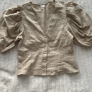 Hm blus - Beige blus från hm i fint skick.